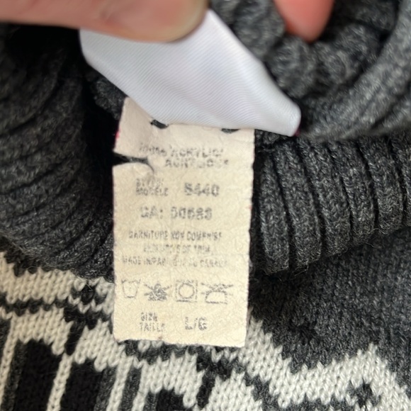 Women’s L red, white, and grey turtleneck sweater - Picture 6 of 6